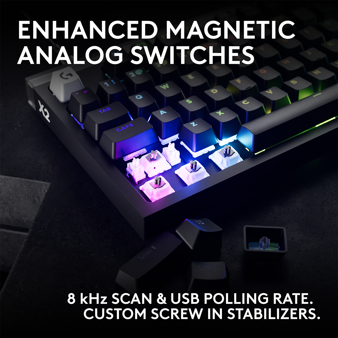 Fekete mechanikus gamer billentyűzet RGB világítással és eltávolított sapkákkal, amelyek fehér kapcsolókat mutatnak.