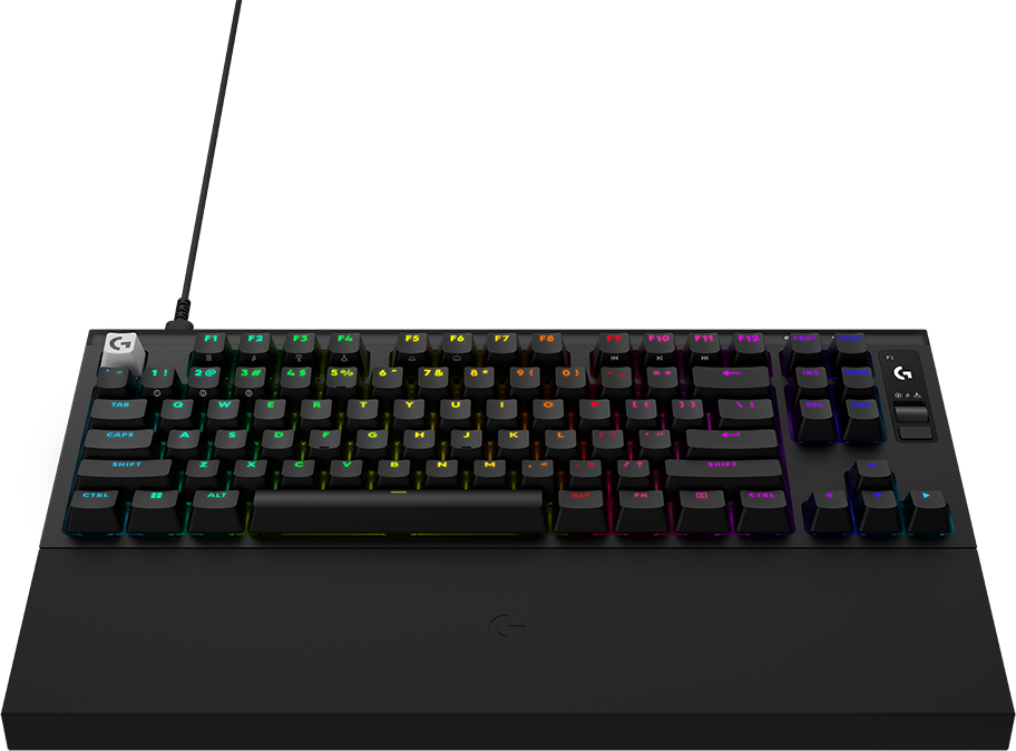 Fekete gamer billentyűzet RGB háttérvilágítással és csuklótámasszal fekete háttér előtt.