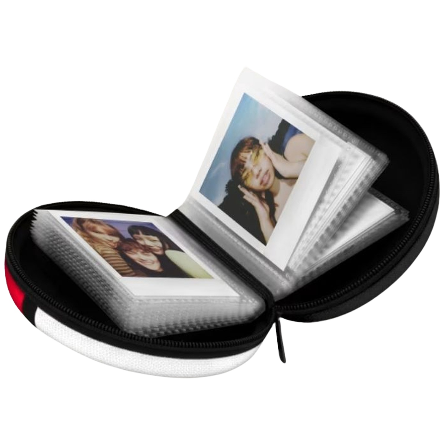 Un étui noir zippé ouvert avec des poches transparentes contenant de petites photos sur fond blanc.