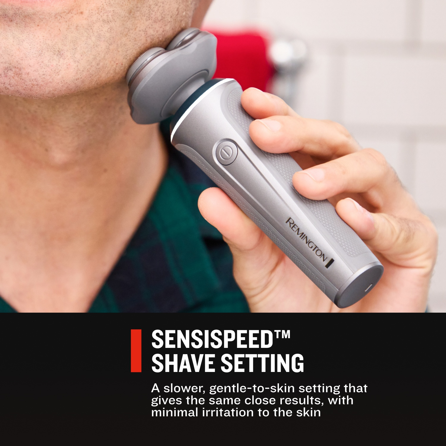 Een man scheert zich met een grijze Remington-scheerapparaat, met tekst onderaan over de Sensispeed-instelling.
