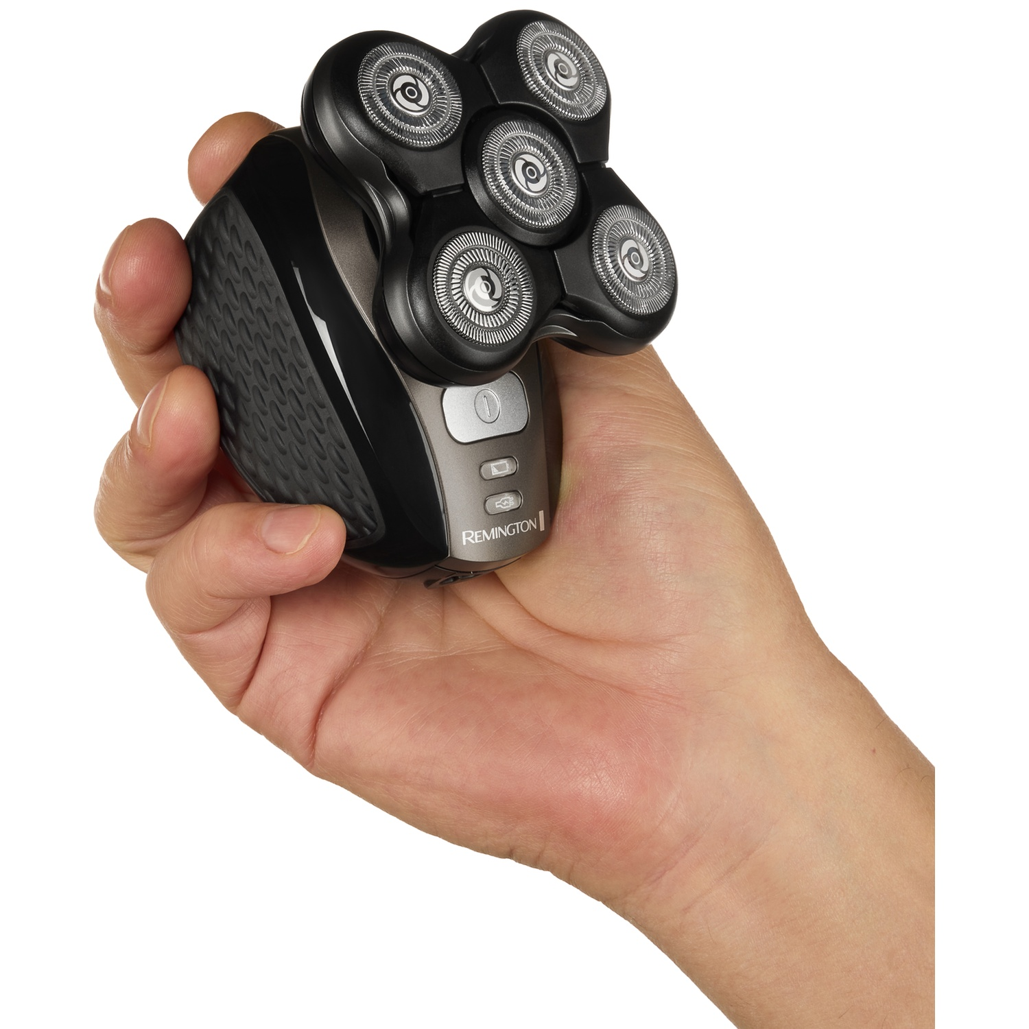 Een hand houdt een zwart Remington elektrisch scheerapparat met vijf ronde koppen.