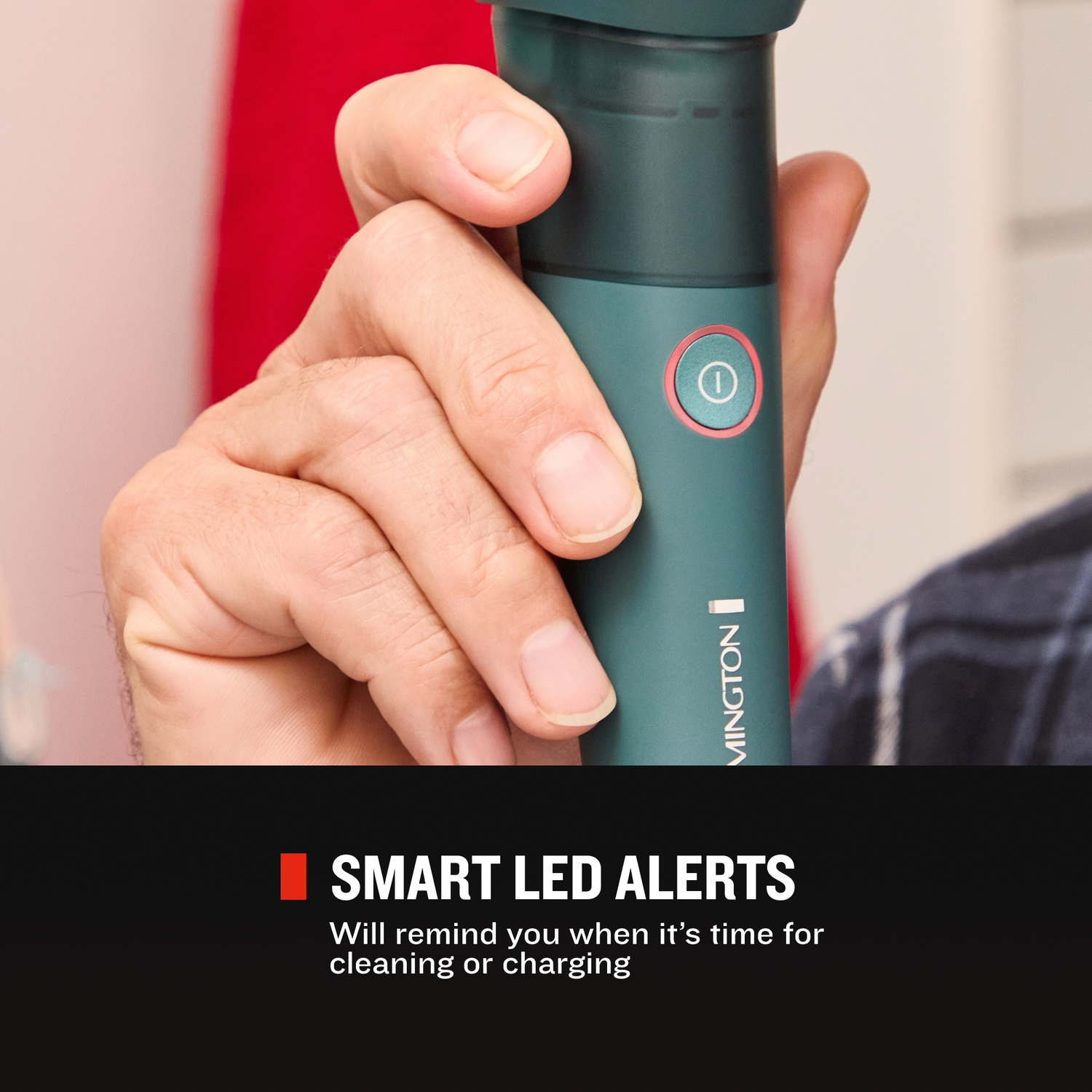 Hand houdt groen Remington scheerapparaat vast met knop en smart led-waarschuwingen.