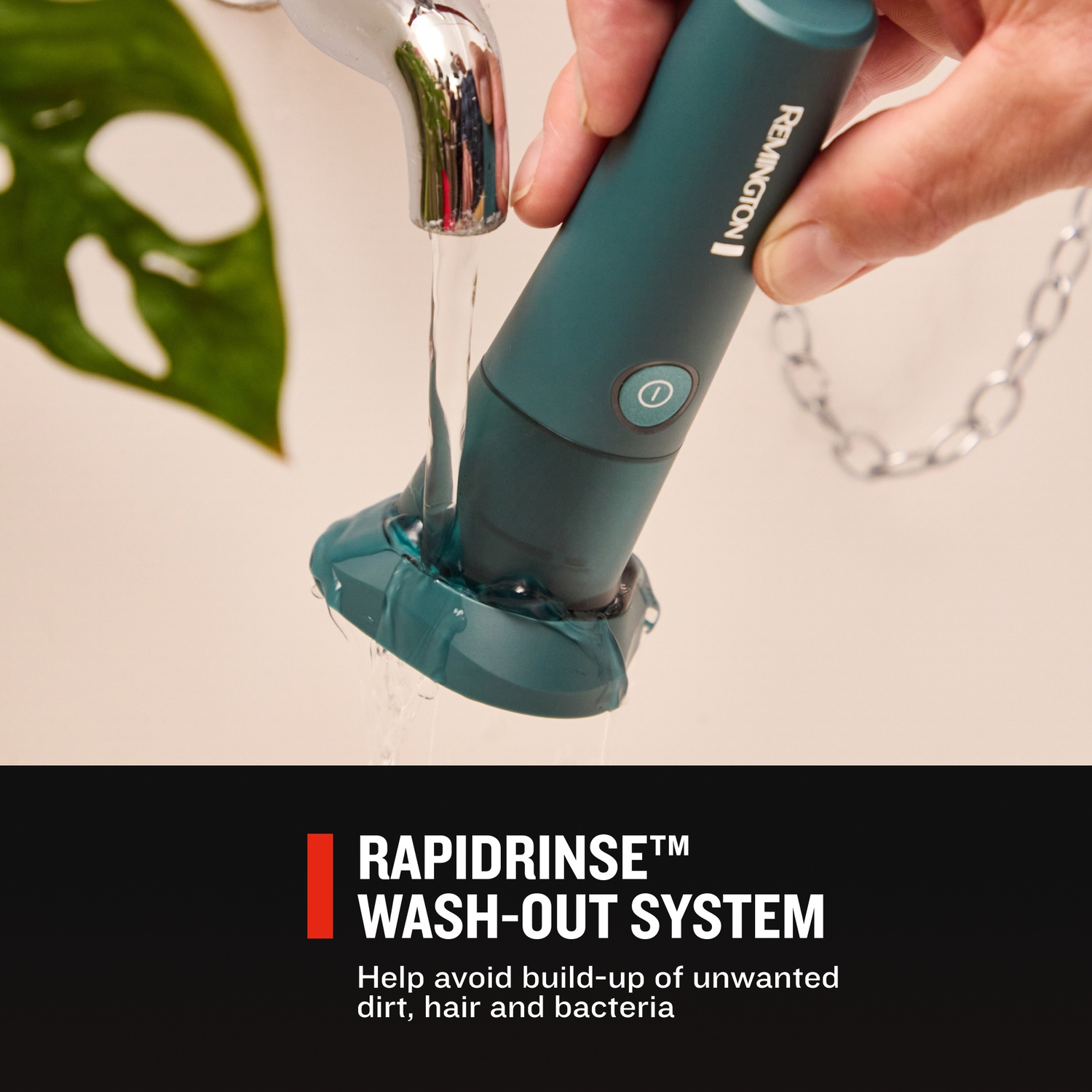 Hand wast een donkergroen Remington scheerapparaat onder de kraan.