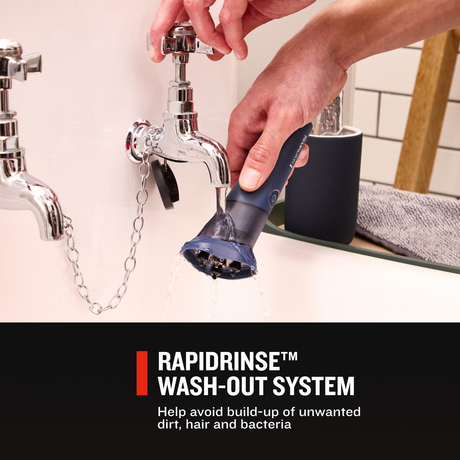 Een hand houdt een scheerapparaat onder stromend water uit een chromen kraan.
