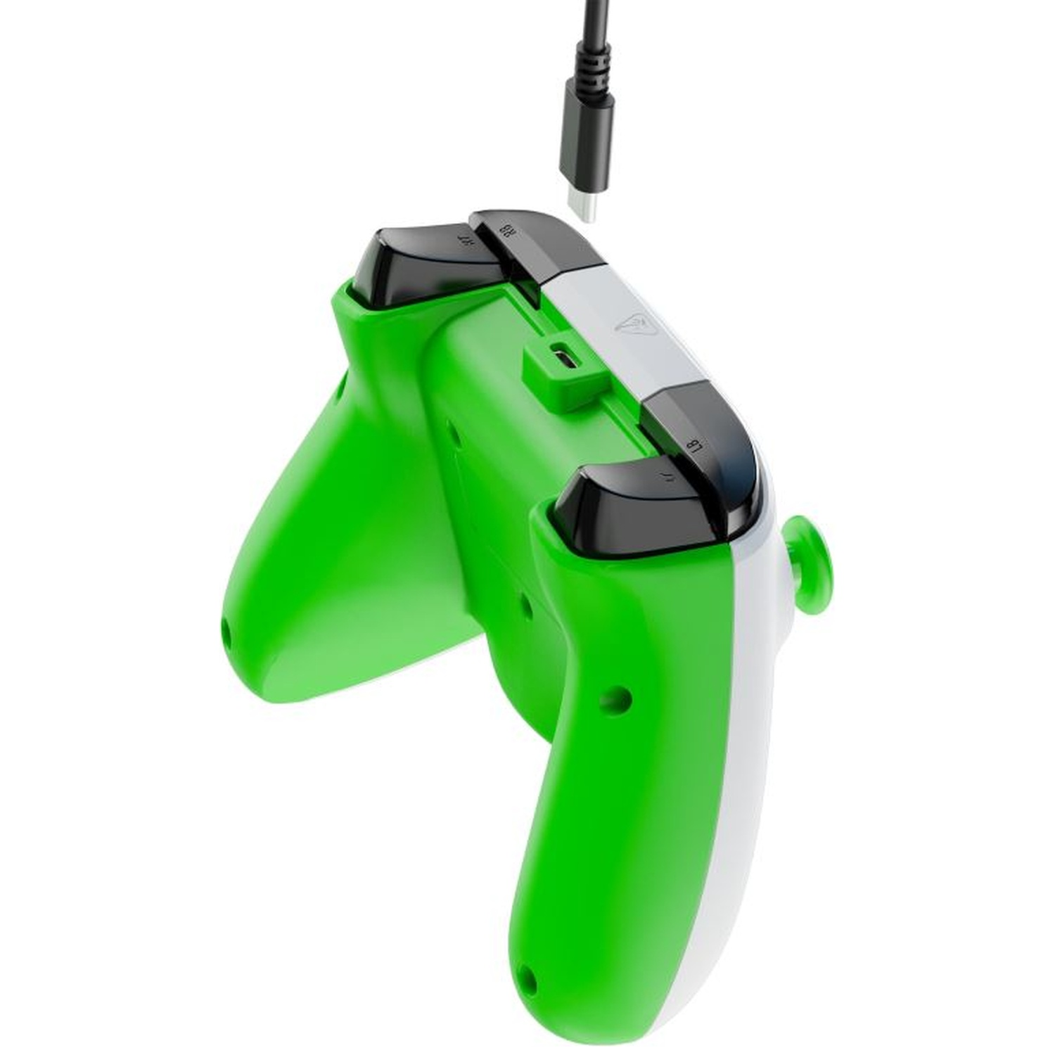 Une manette Xbox verte et blanche avec un câble USB se branchant sur le port supérieur sur fond blanc.