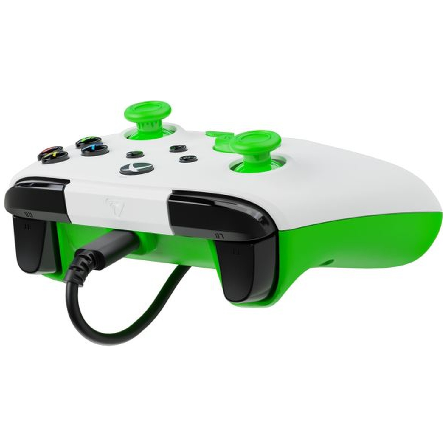 Une manette Xbox blanche et verte avec des boutons noirs et un câble USB branché.