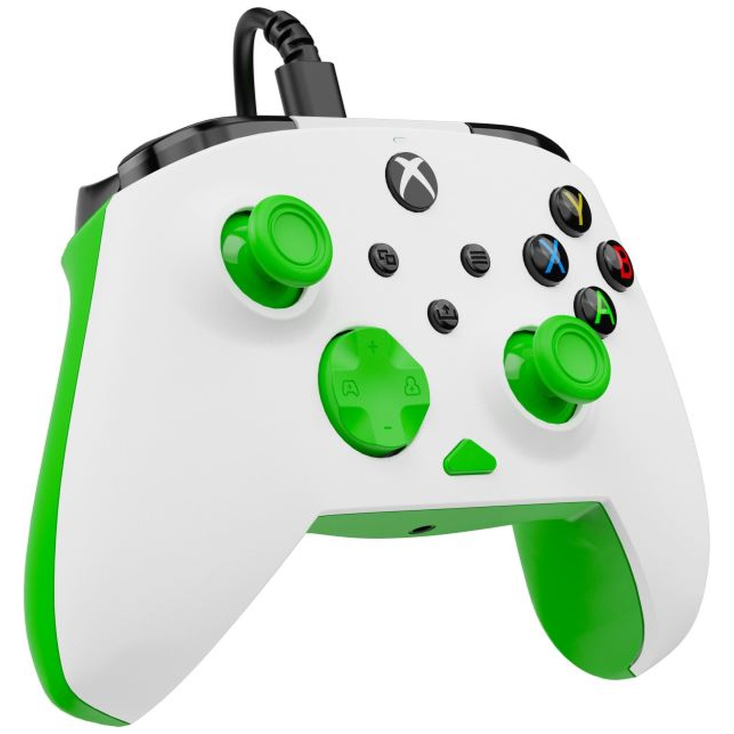 Une manette Xbox blanche et verte avec un câble noir sur fond blanc.