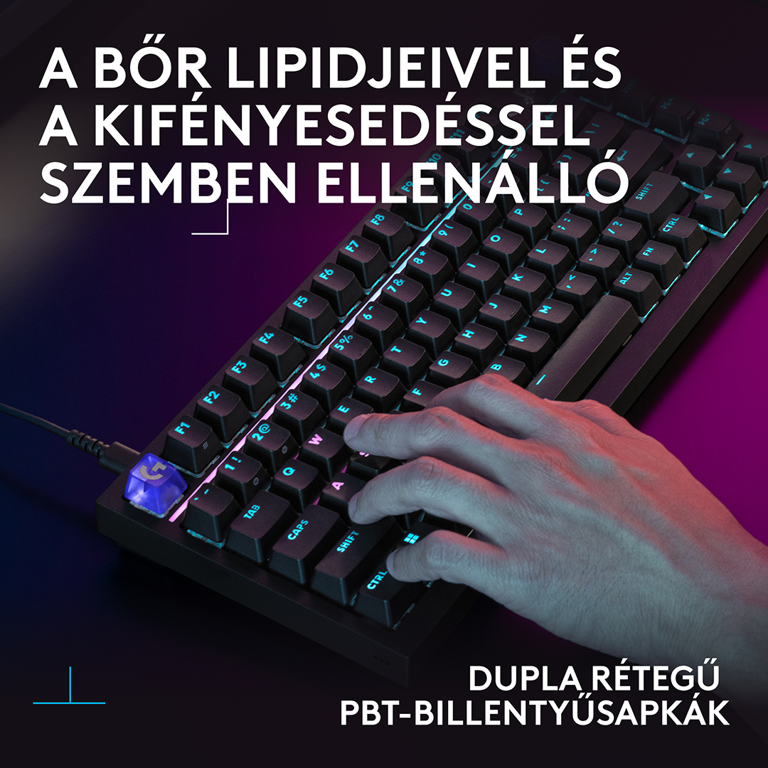Egy kéz gépel egy fekete mechanikus billentyűzeten, kék és lila háttérvilágítással.
