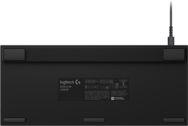 Egy fekete Logitech G316 X 98 LINEAR billentyűzet alja gumitalpakkal és egy USB-kábellel.