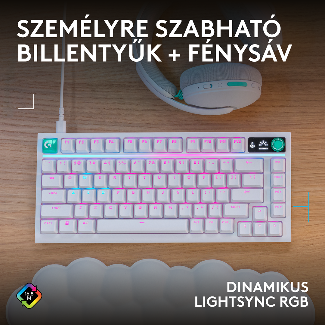 Egy fehér gamer billentyűzet RGB világítással egy fa íróasztalon, fejhallgatóval.