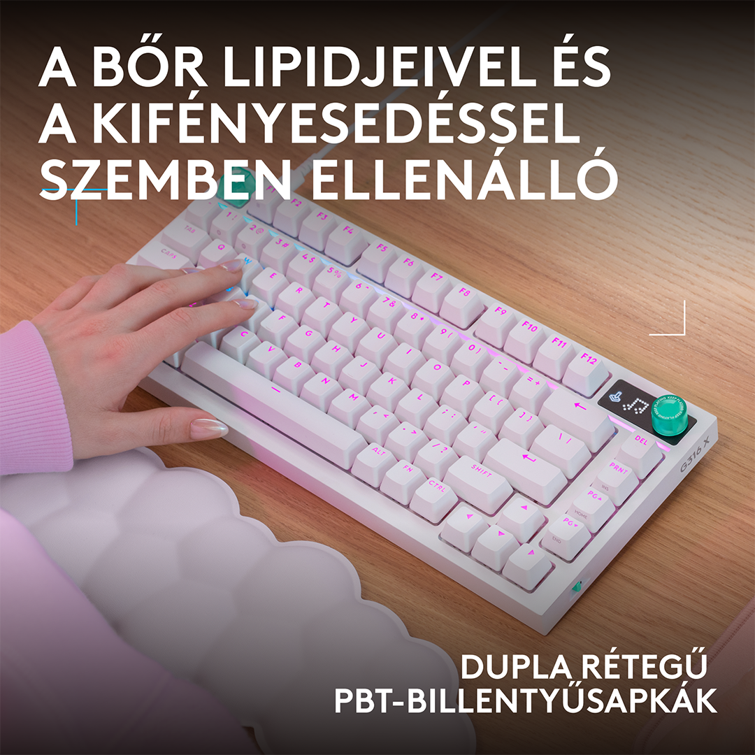 Egy kéz gépel egy fehér, háttérvilágítású mechanikus billentyűzeten egy fa asztalon.