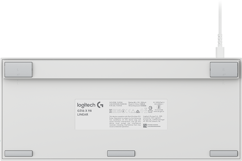 Egy fehér Logitech G316 X 98 LINEAR billentyűzet alja gumitalpakkal és fehér kábellel a jobb felső sarokban.