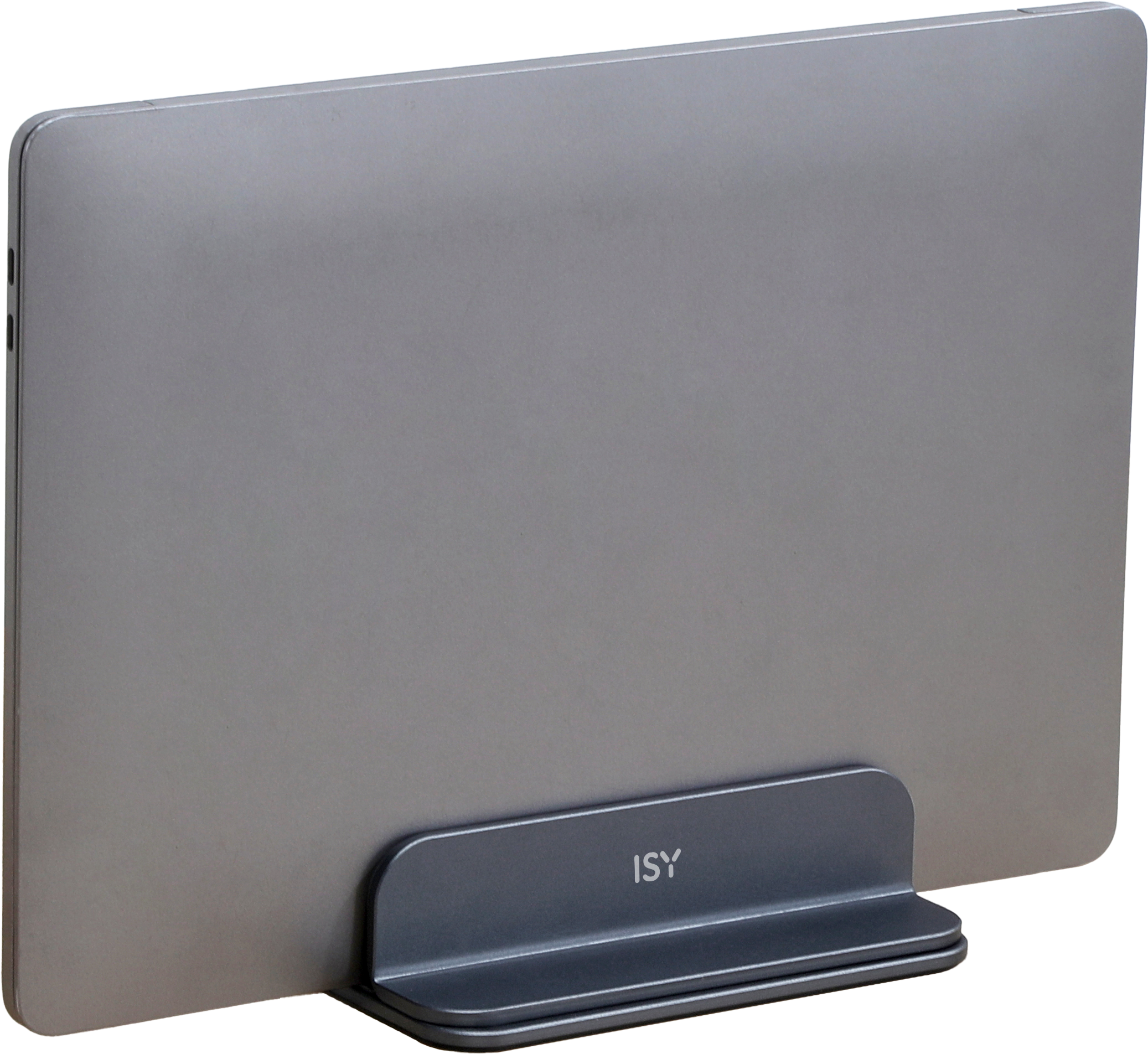 Ein geschlossener, silberner Laptop steht vertikal in einem dunkelgrauen Ständer mit dem ISY-Logo.