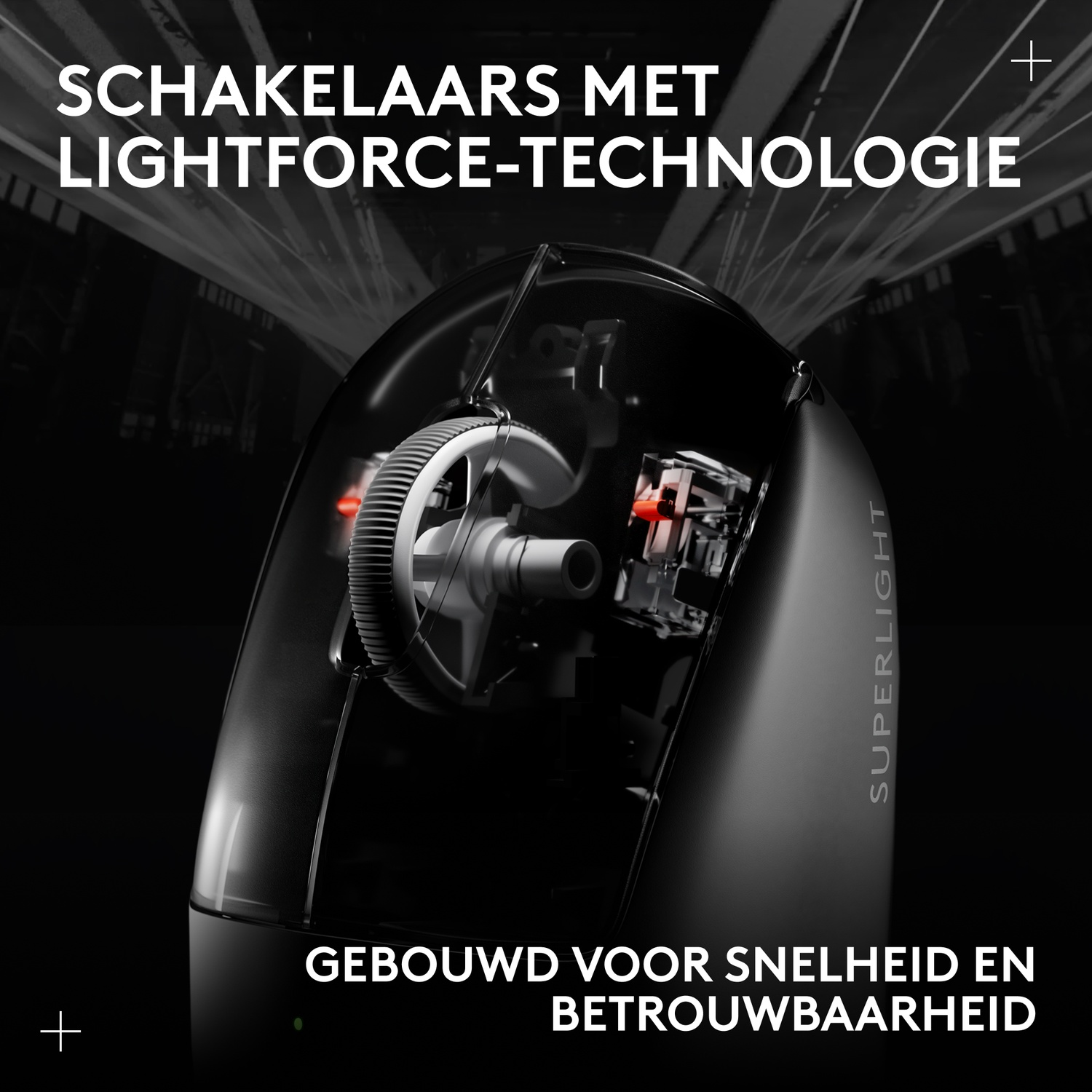 Close-up van een zwarte computermaus met transparante bovenkant en zichtbare interne onderdelen.