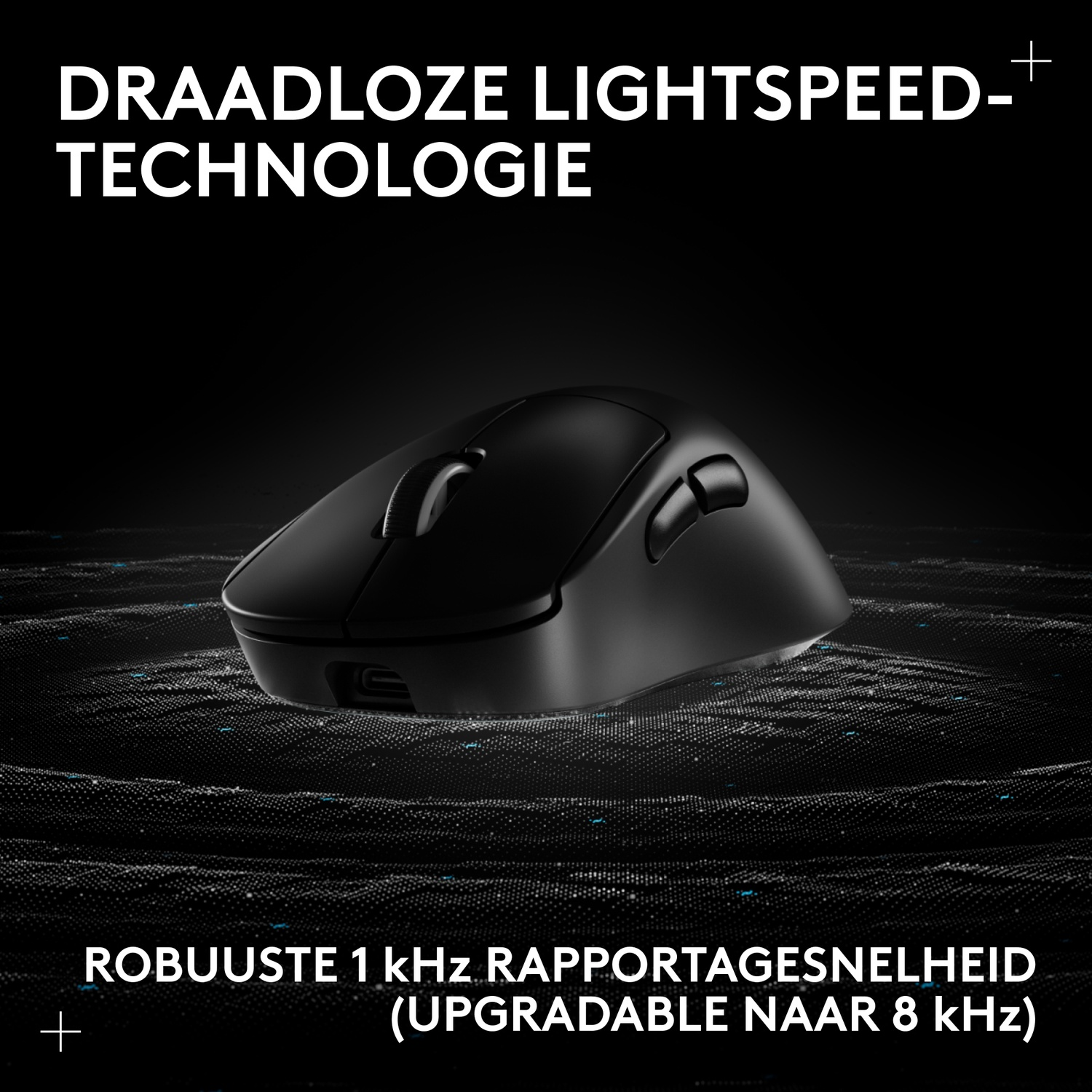Une souris sans fil noire sur une surface sombre et texturée avec du texte en néerlandais.