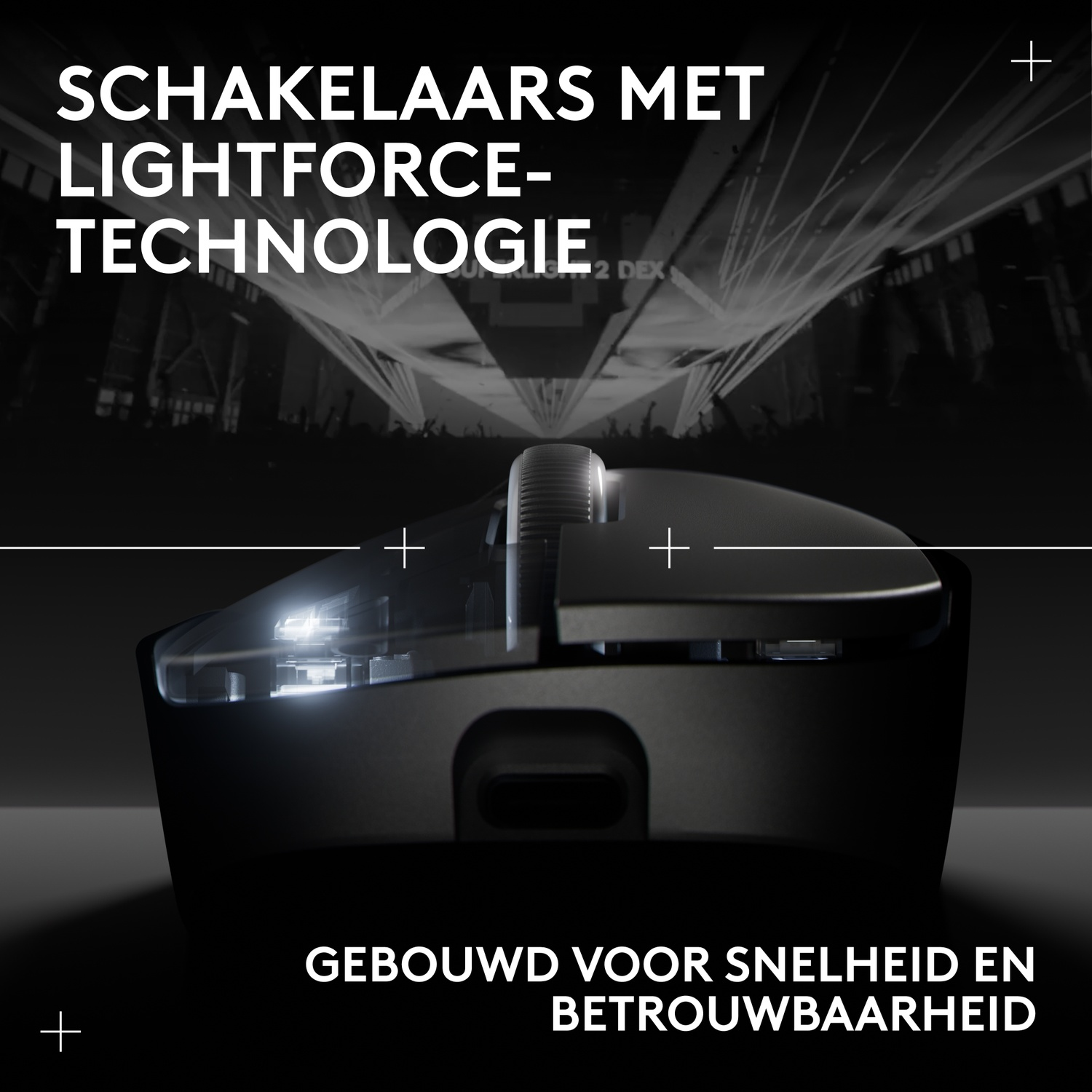 Une souris d'ordinateur noire de face, montrant des commutateurs internes et du texte sur la technologie Lightforce.