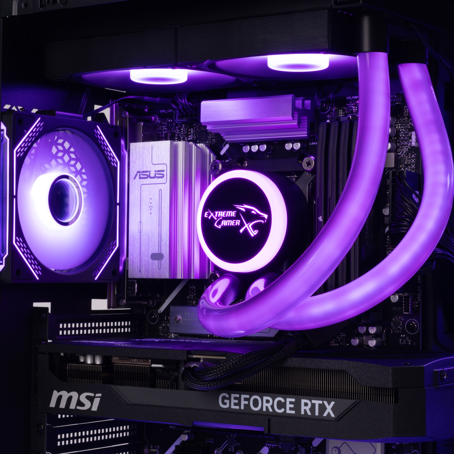 Binnenkant van een pc met paars oplichtende componenten en een GeForce RTX videokaart.