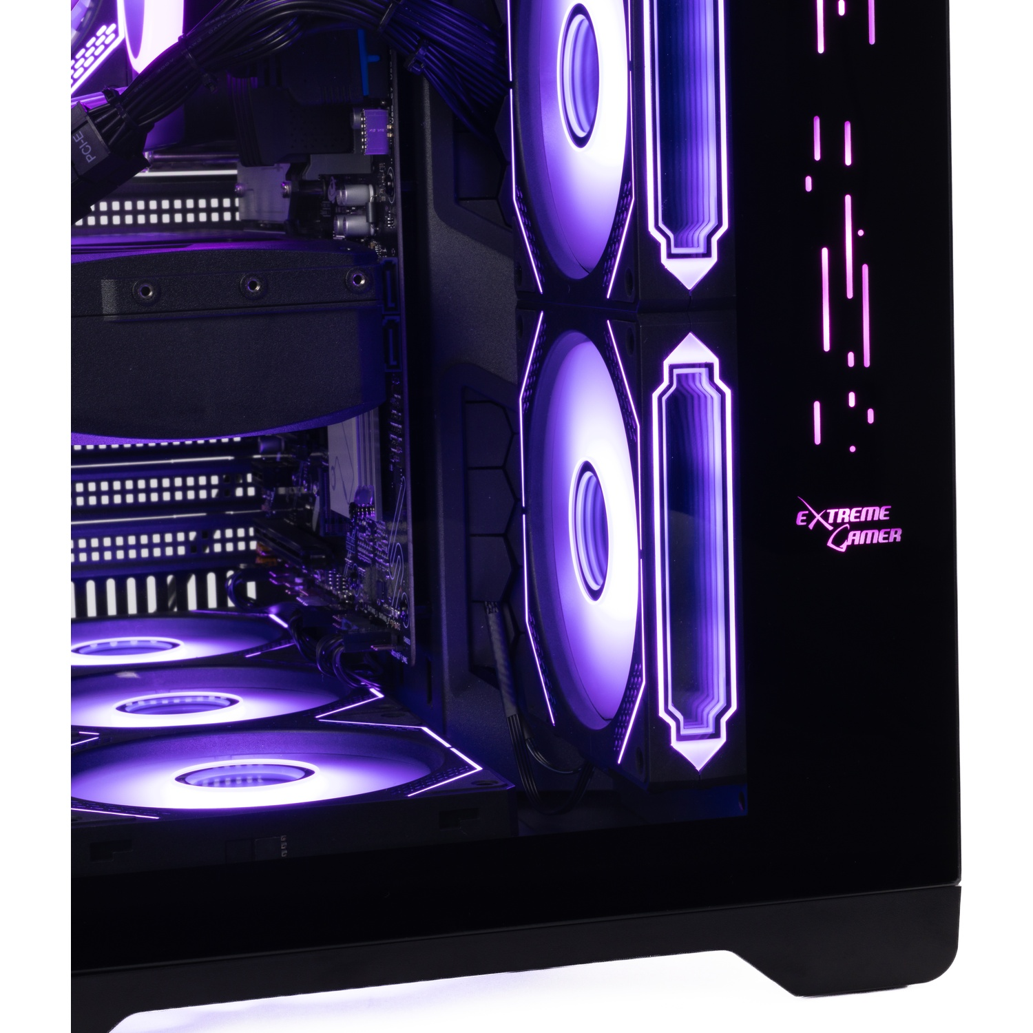 Een zwarte pc-behuizing met heldere paarse RGB-verlichting op ventilatoren en logo.