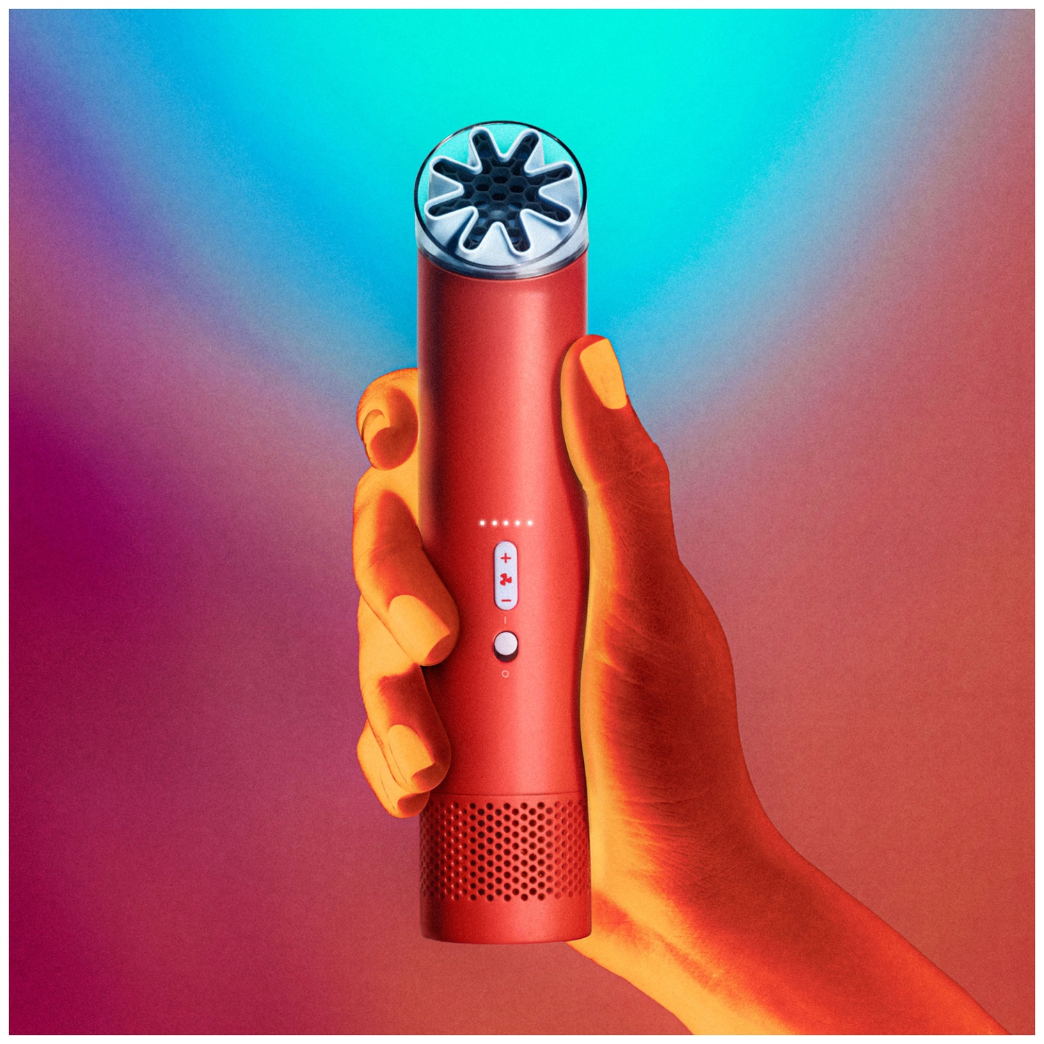 Une main tient un appareil cylindrique rouge avec des boutons sur fond dégradé.
