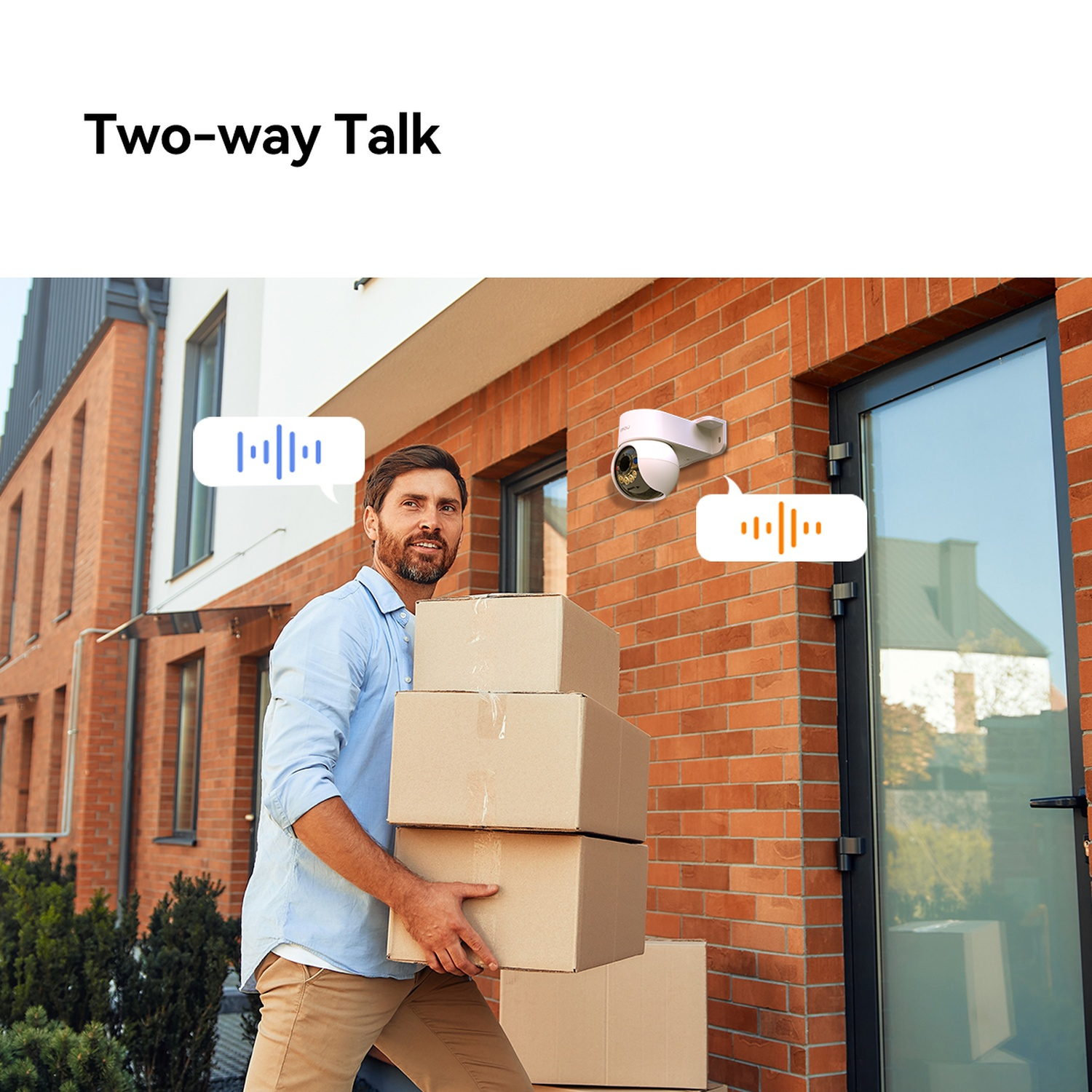 Een man draagt pakketjes voor een huis met beveiligingscamera en spraakbubbels voor tweerichtingscommunicatie.