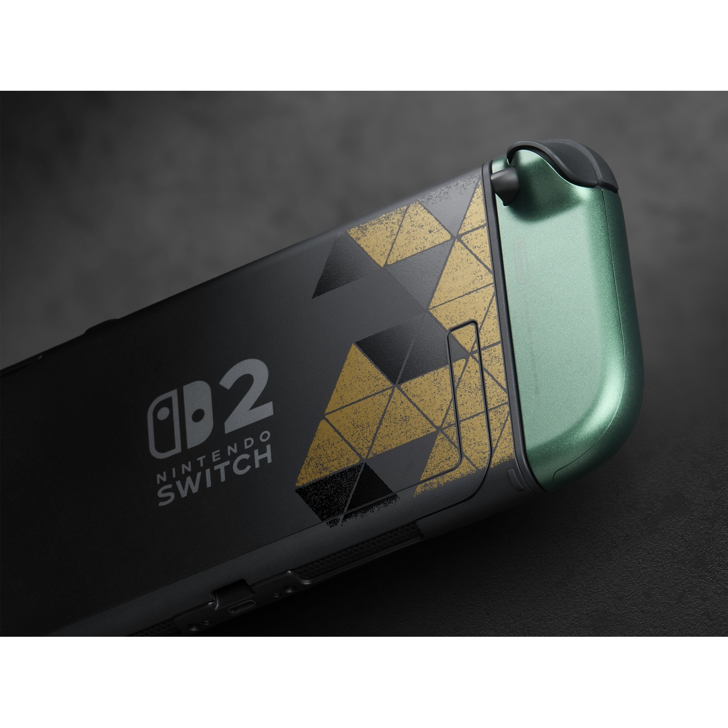 Een zwarte Nintendo Switch 2 console met geel geometrisch patroon en metallic groene schouderknoppen.