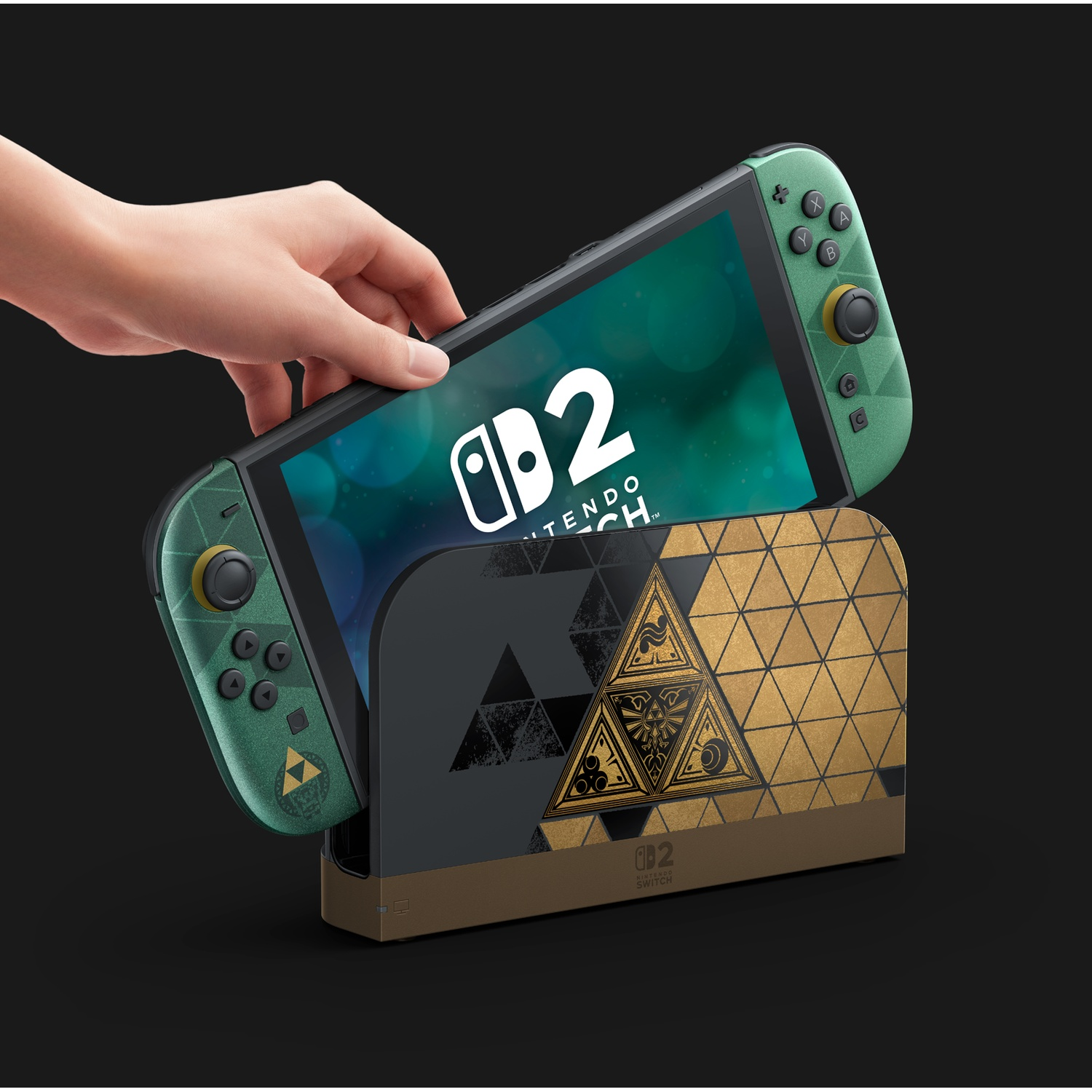 Een hand plaatst een groene Nintendo Switch met Zelda-design in een bijpassend zwart en goudkleurig oplaadstation.