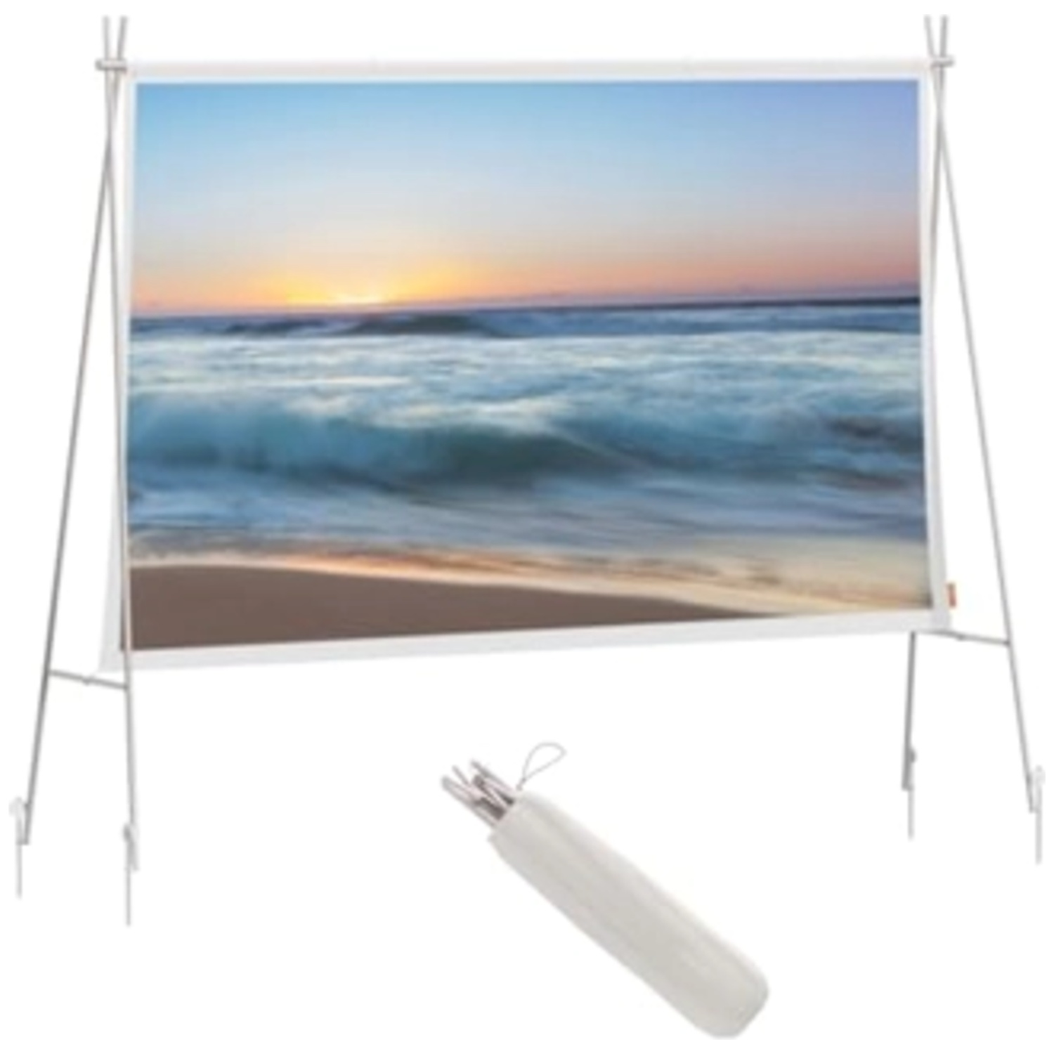 Un écran de projection blanc portable affiche une vague océanique sur une plage, avec un cadre argenté et un sac.