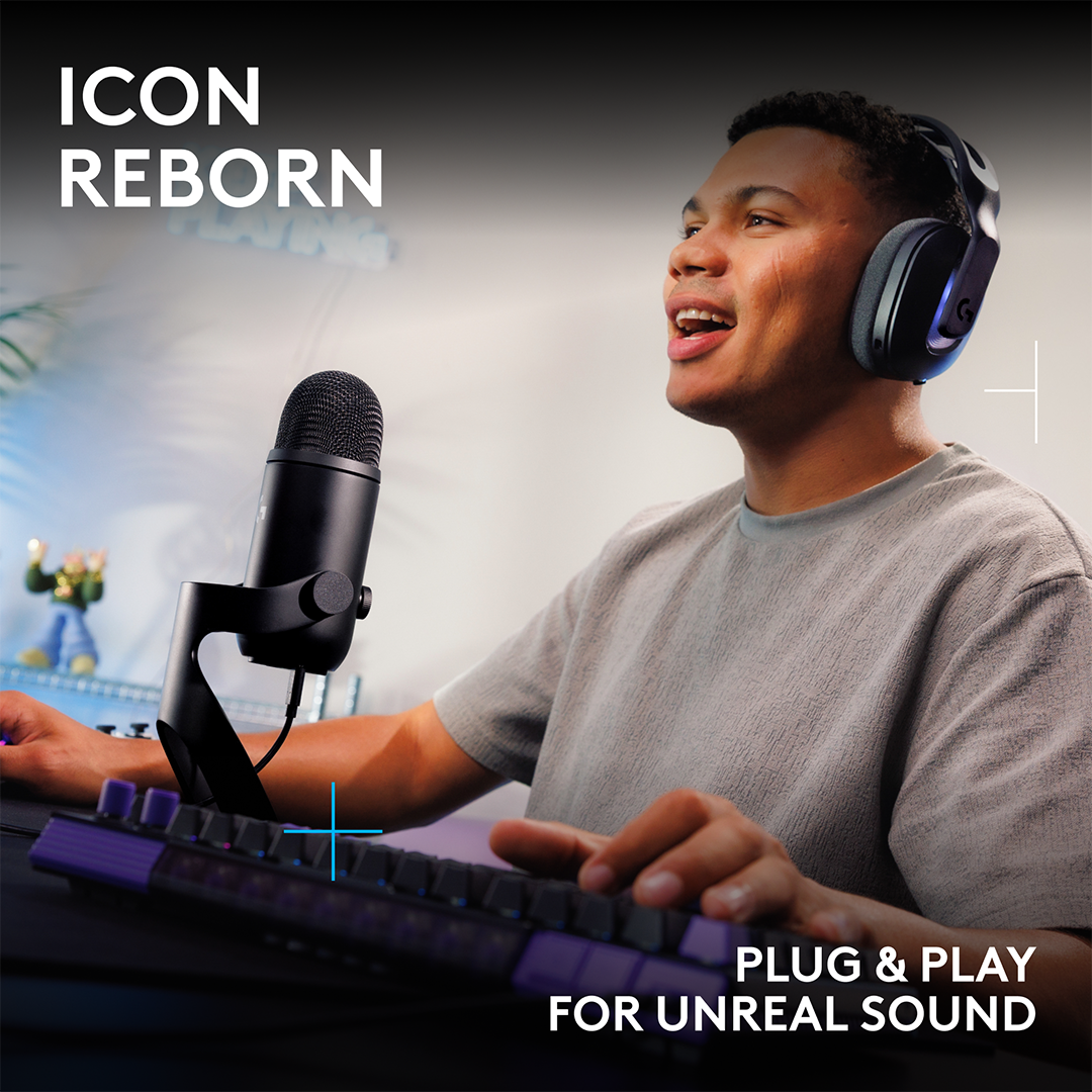 Fejhallgatós férfi mikrofont és billentyűzetet használ az "ICON REBORN" és "PLUG & PLAY FOR UNREAL SOUND" feliratokkal.