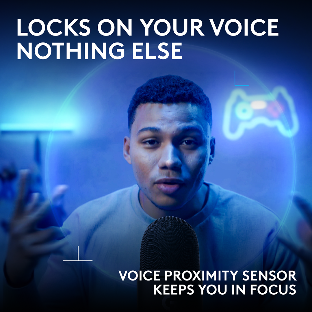 Egy fiatal férfi mikrofonba beszél egy kék megvilágítású háttér előtt szöveggel.