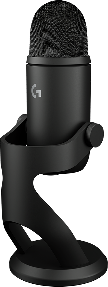 Egy fekete Logitech mikrofon áll egy íróasztalon fehér háttér előtt.