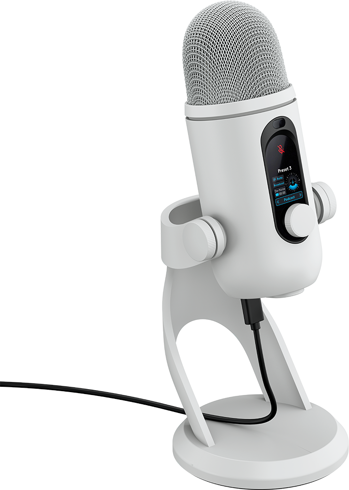 Egy fehér USB mikrofon digitális kijelzővel és vezérlőgombbal egy illeszkedő ívelt állványon áll fekete háttér előtt.