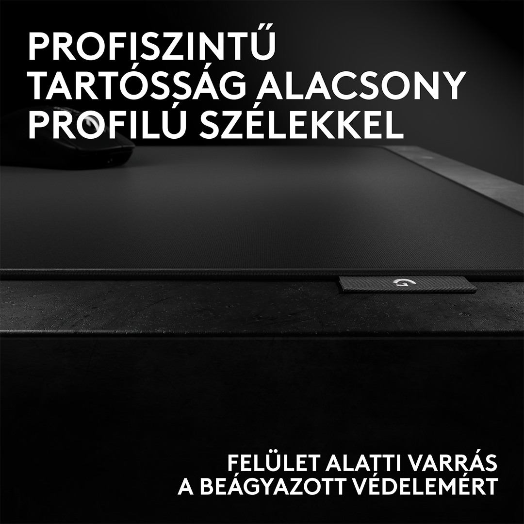 Fekete, alacsony profilú egérpad finom logós címkével.