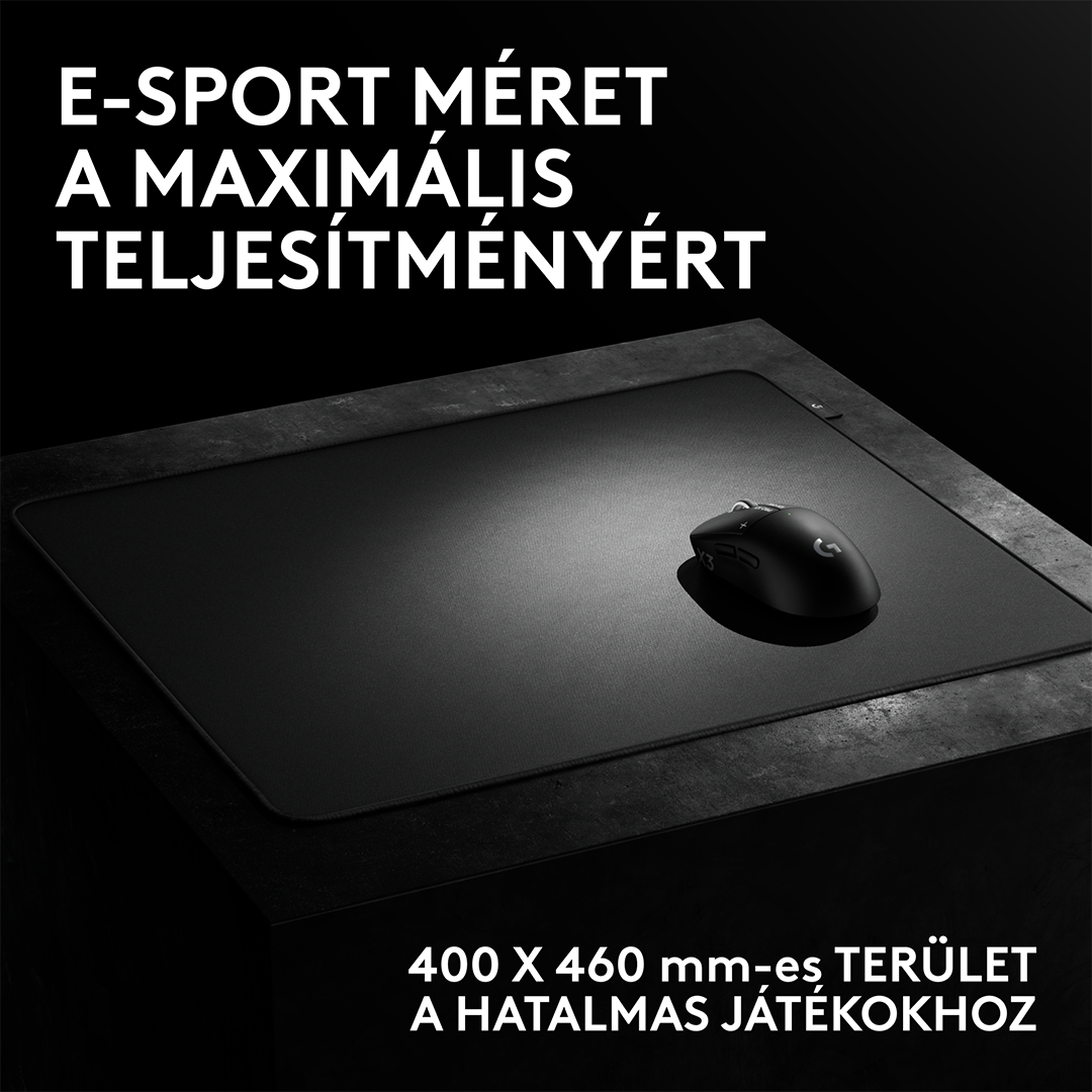 Fekete egérpad egy asztalon fekete gamer egérrel és fehér szöveggel.