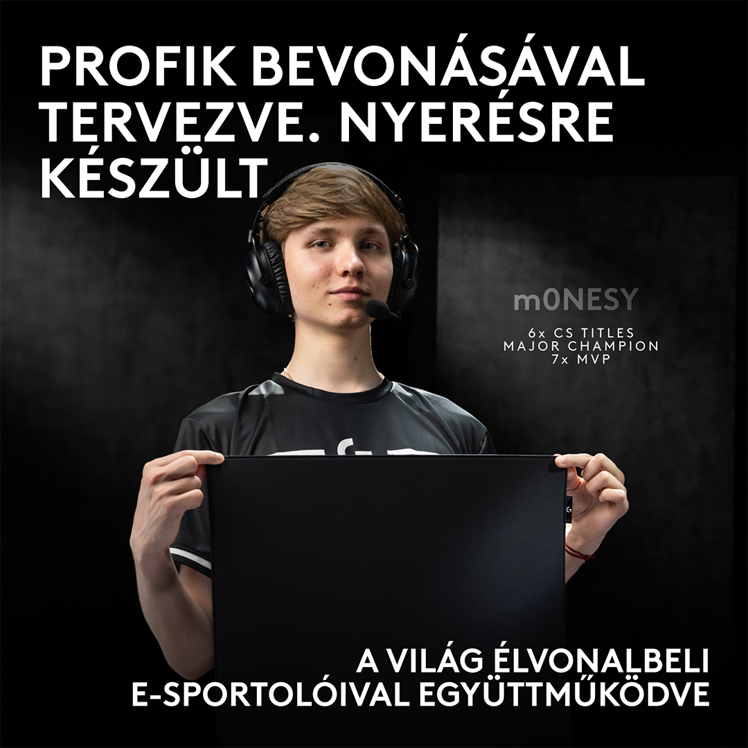 Az m0NESY e-sportoló fejhallgatóval fekete egérpadot tart sötét háttér előtt szöveggel.