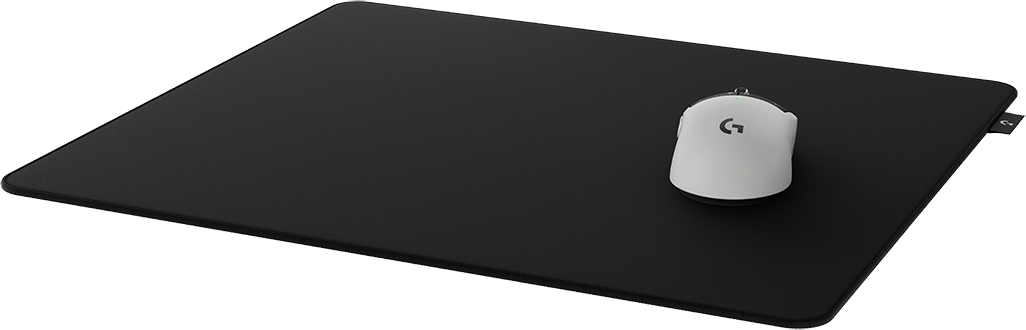Egy fehér gamer egér Logitech logóval egy nagy fekete egérpadon.