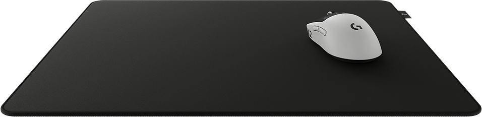 Egy fehér gaming egér Logitech logóval egy nagy fekete egérpadon.