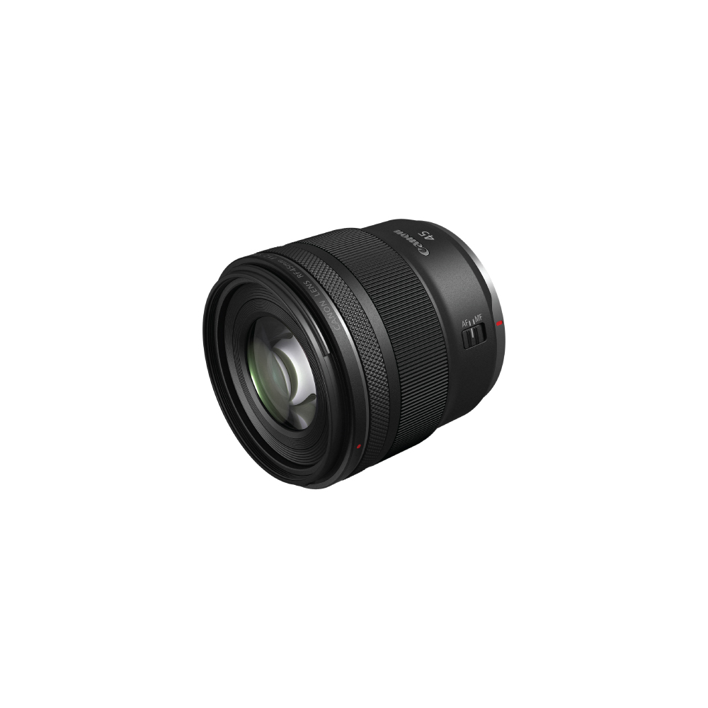 Beyaz arka planda hafif sola dönük siyah bir Canon RF 45mm kamera lensi.