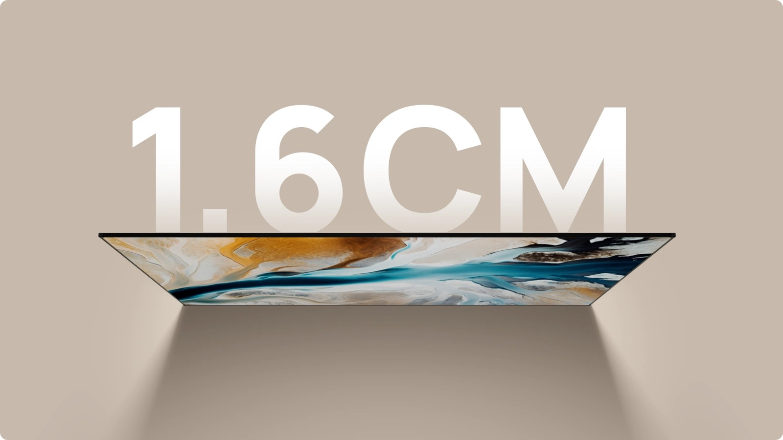 Bej arka plan üzerinde büyük beyaz "1.6CM" yazısıyla yukarıdan görünen ince bir TV.