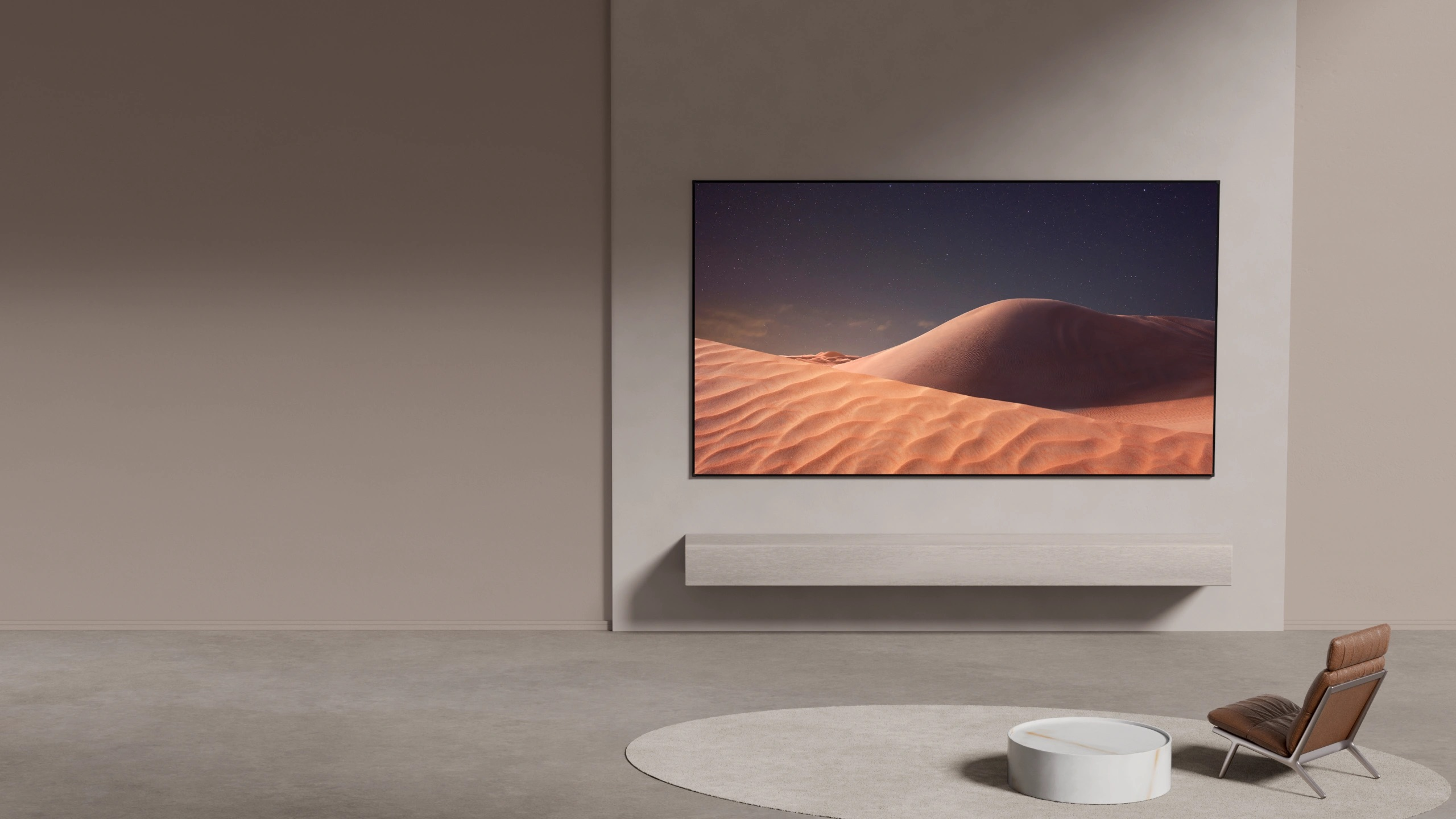 Yıldızlı bir gökyüzü altında çöl kum tepelerini gösteren büyük bir duvar TV'sine sahip minimalist bir oturma odası.