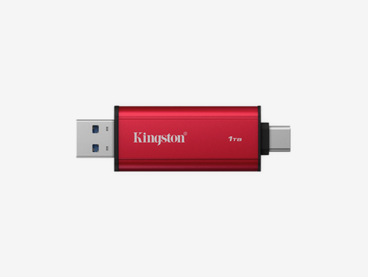 Beyaz arka planda USB-A ve USB-C konektörlü kırmızı Kingston 1TB flash bellek.