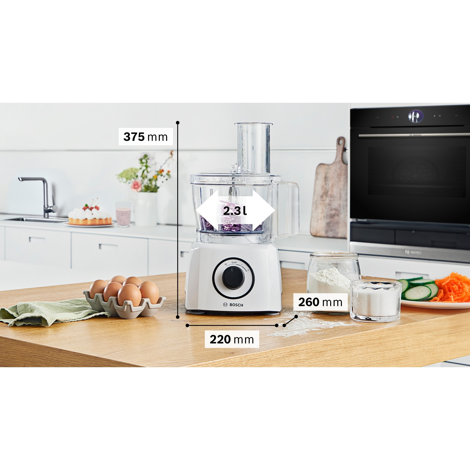 Robot da cucina bianco Bosch su tavolo in legno con dimensioni in una cucina.