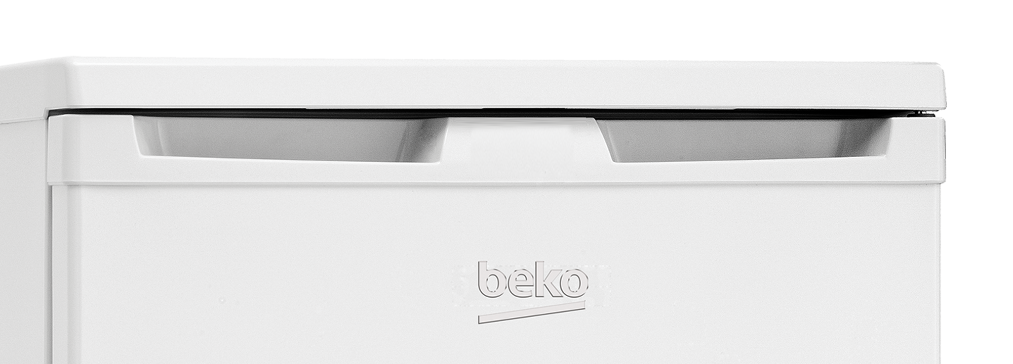 Nahaufnahme eines weißen Beko-Geräts mit integriertem Griff und eingeprägtem Logo.