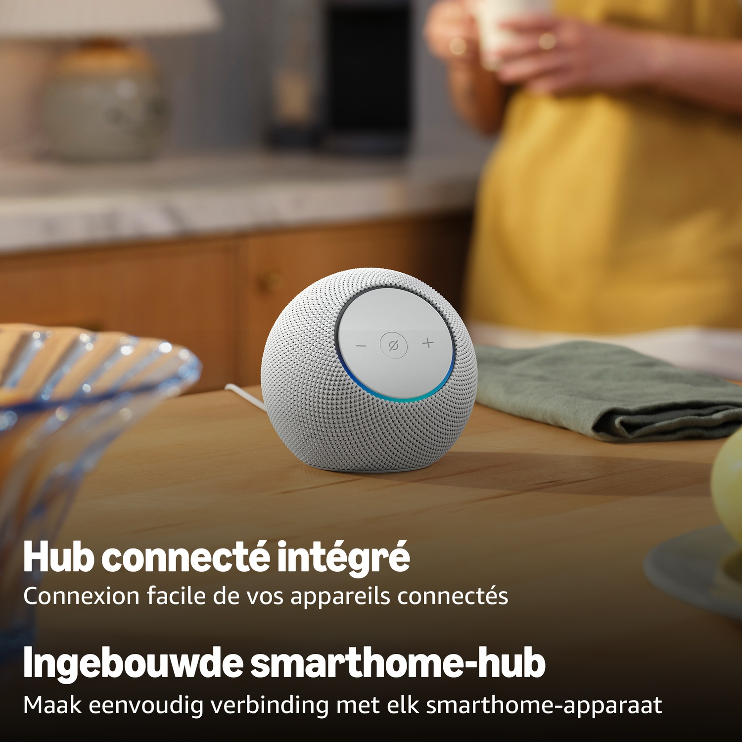 Une enceinte connectée blanche et ronde sur une table en bois, avec du texte en surimpression.