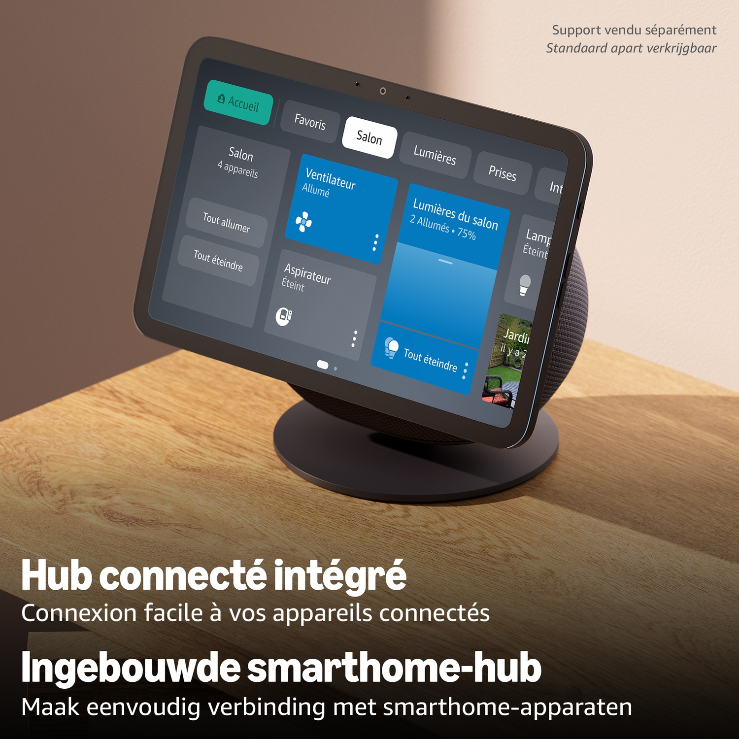 Un écran connecté sur un bureau en bois affichant les commandes de la maison.