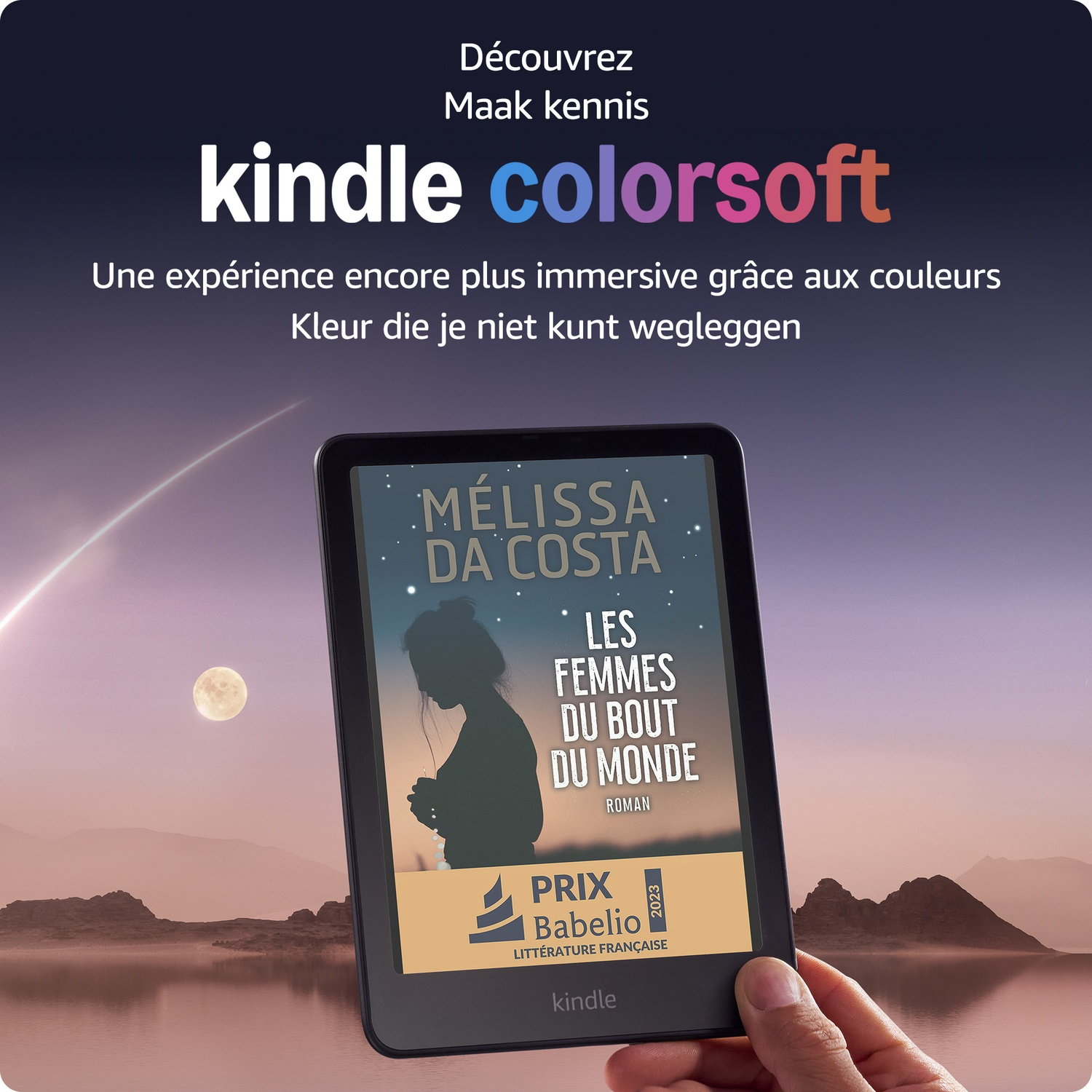 Main tenant une liseuse Kindle Colorsoft affichant la couverture d'un livre coloré.