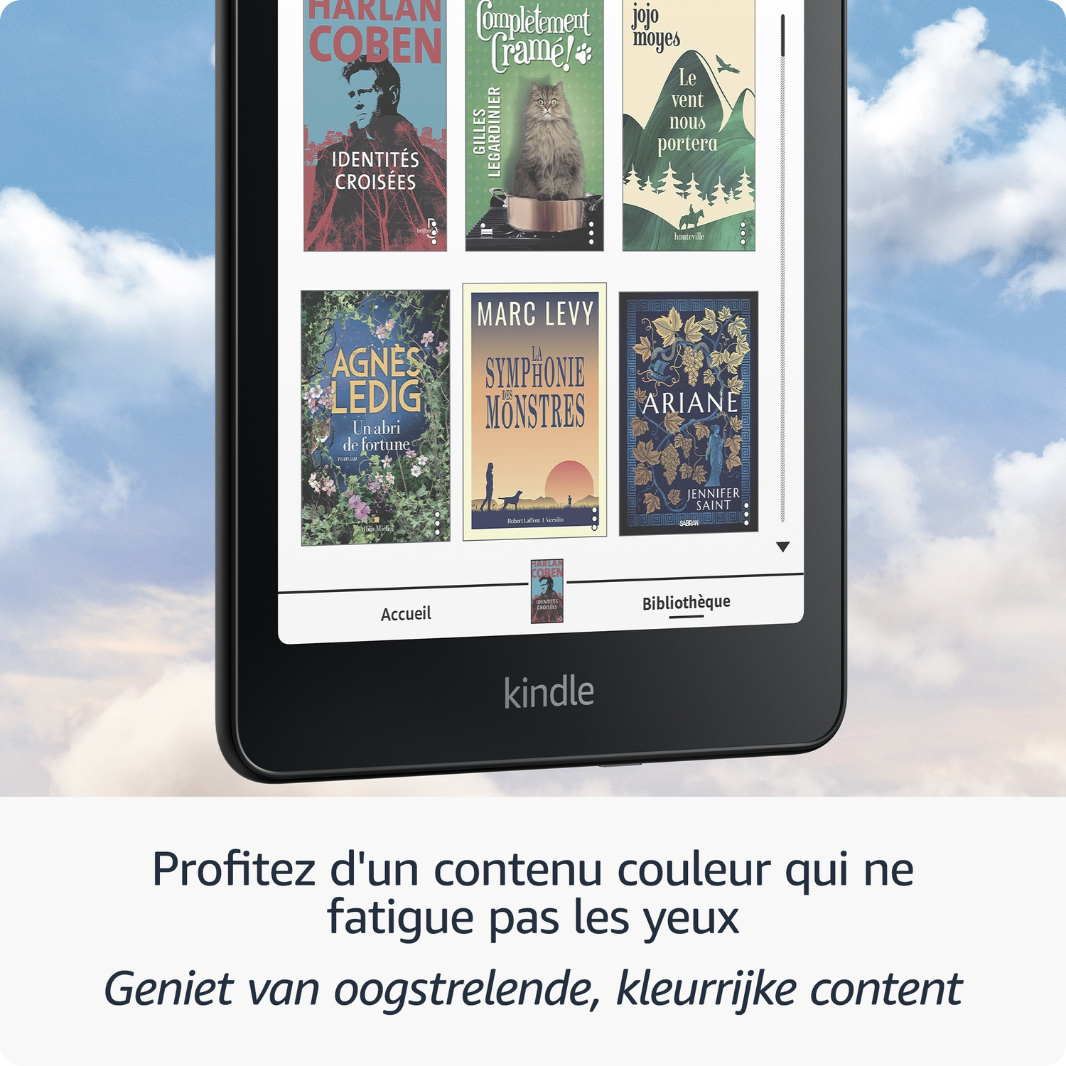 Liseuse avec écran couleur affichant plusieurs couvertures de livres sur fond de ciel nuageux.