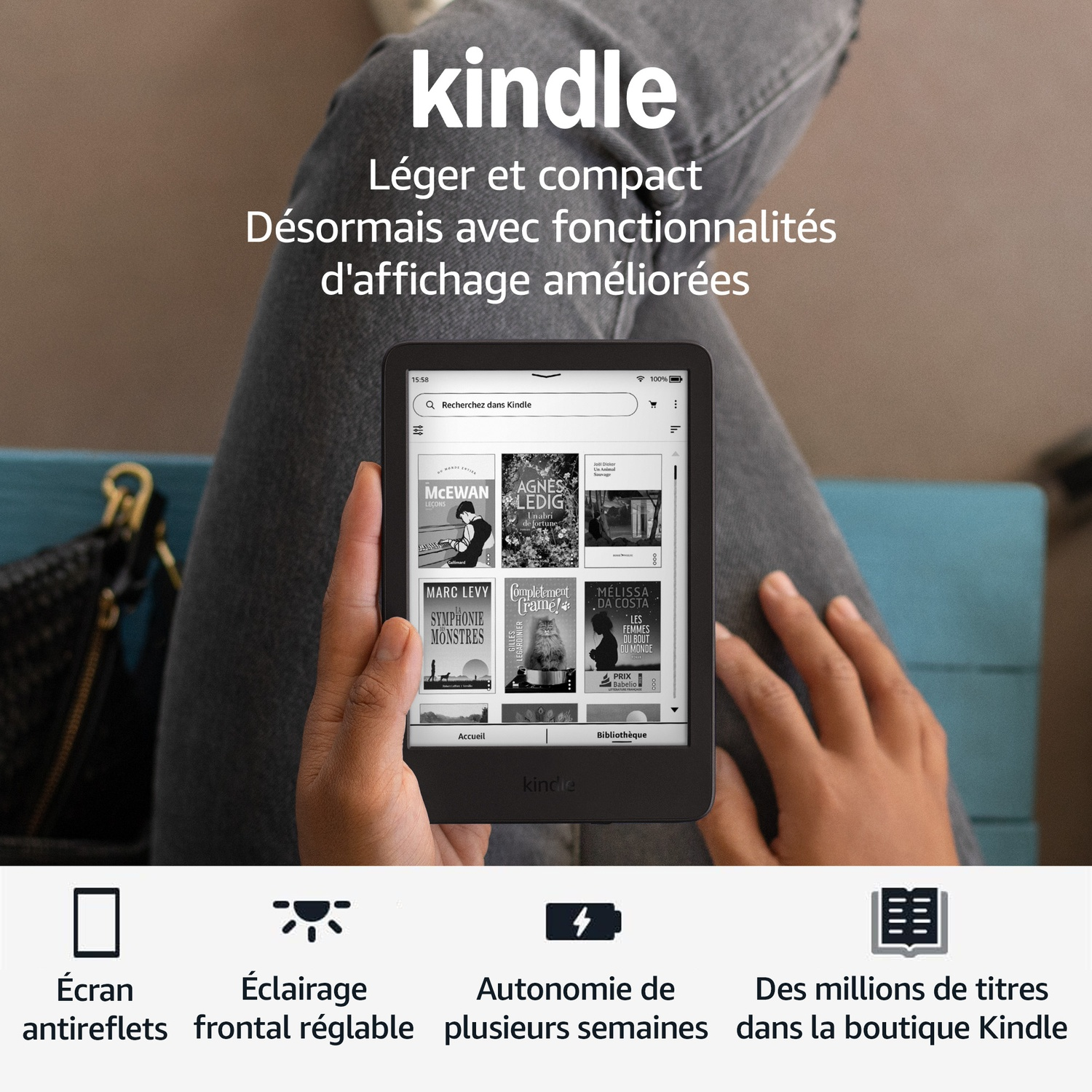 Personne tenant une liseuse Kindle avec interface et titres de livres en français, texte publicitaire.