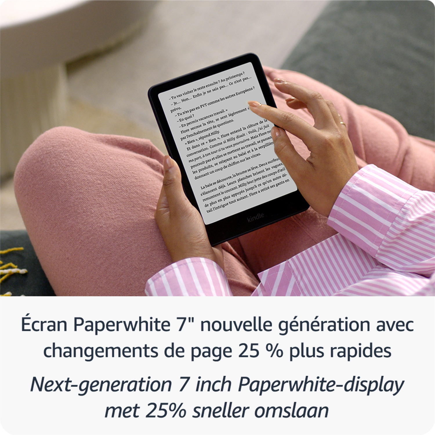 Une personne tient une liseuse Kindle affichant du texte en français.
