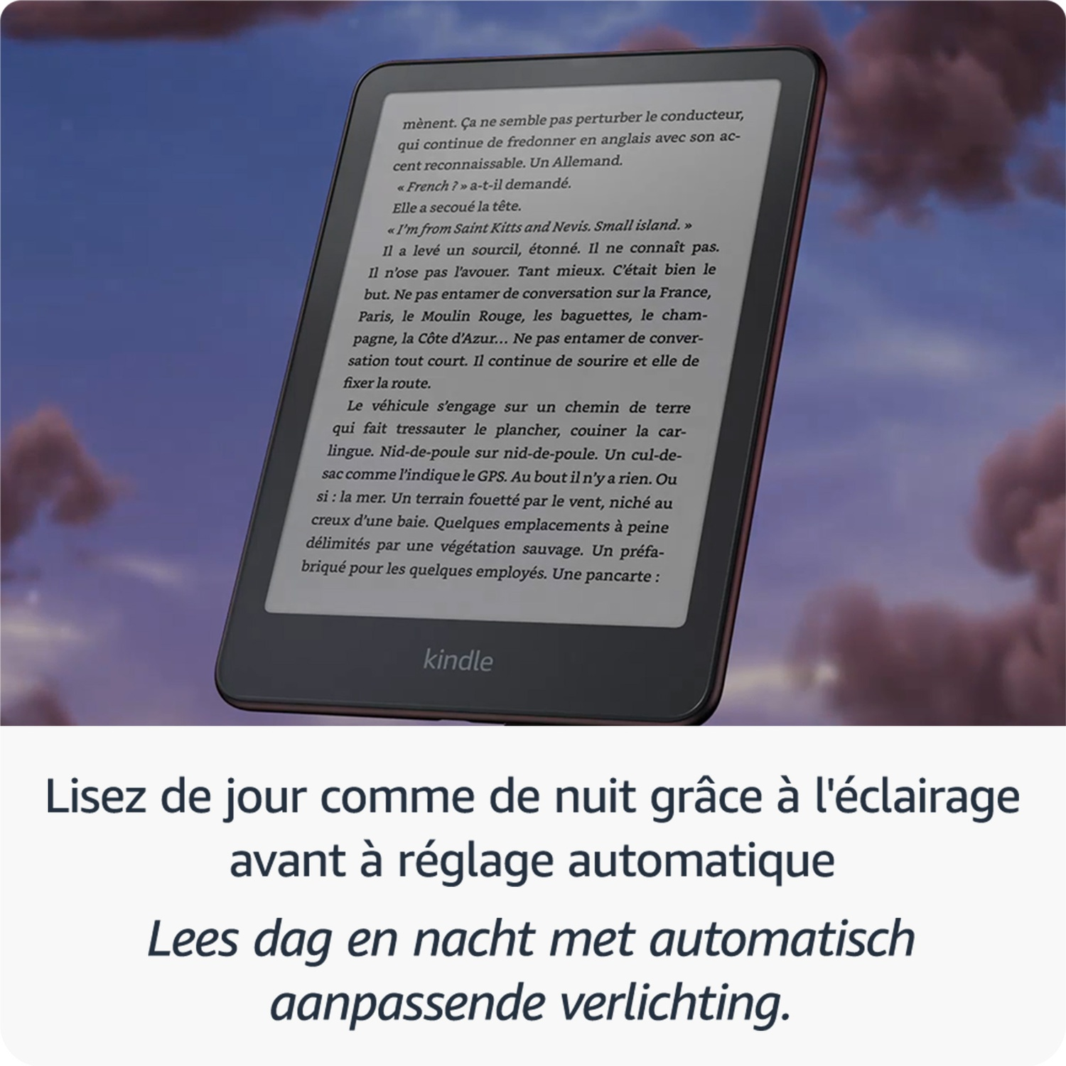 Une liseuse Kindle affichant du texte en français sur un fond de ciel de soirée flou.