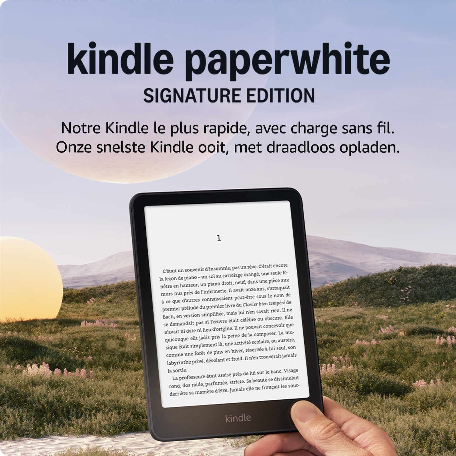 Main tenant une Kindle Paperwhite affichant du texte français, devant un paysage de collines ensoleillé.